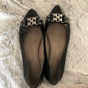 Pointy toe black flats